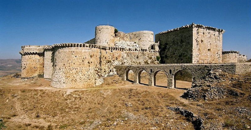 Außenansicht der steinernen Kreuzritterburg Krak des Chevaliers in Homs in Syrien